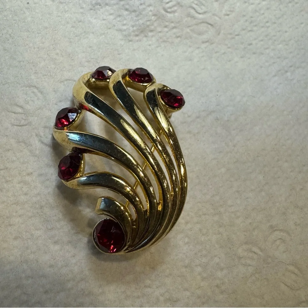 Elegant Gold and Red Gemstone Brooch